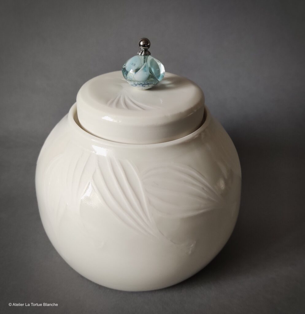 Objet en porcelaine réalisé par Frédèrique Pageard