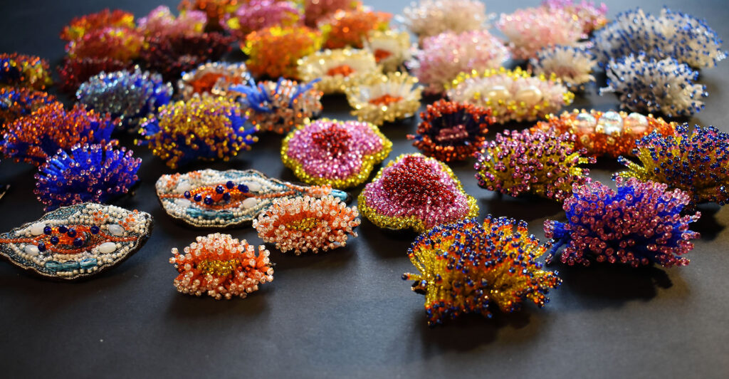 Broches brodées de Lou Salamon