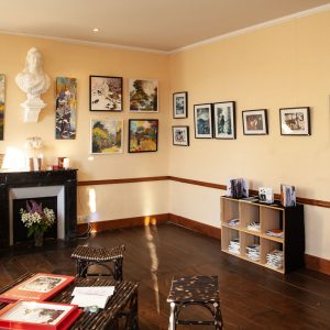 photo de la grande Salle du conseil, devenue salle d'exposition