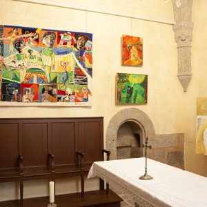 La peinture de Jean-Marie Duret au côté des œuvres de Jacques Cinquin dans l'église de Saint-Georges